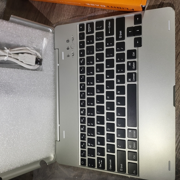 3/$35 FlightCase, Bluetooth 3.0 Keyboard case with Power Bank - Picture 7 of 12